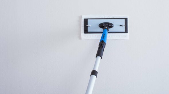 Bruk av malingsklar kluten for rengjøring av en vegg før man starter å male