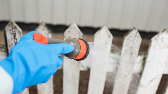 Utvendig vask av vegger og gjerder med en hageslange