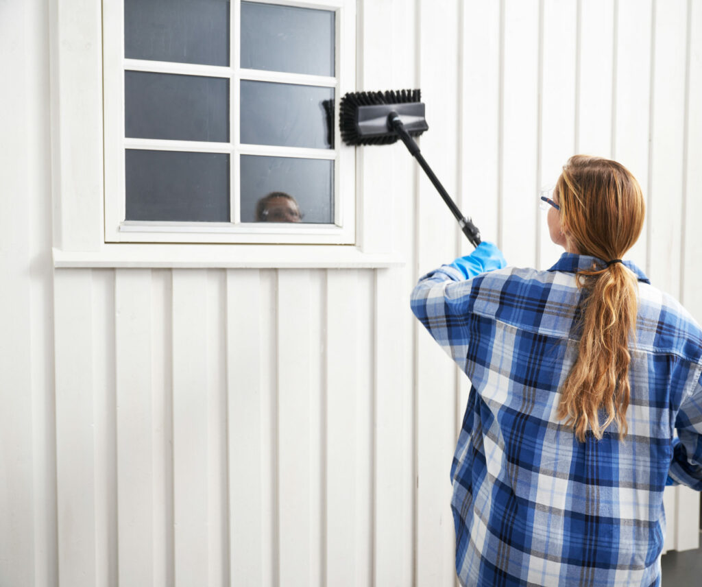 Kvinne rengjør husveggen før mailng med superkosten fra Jordan Vet Hvordan